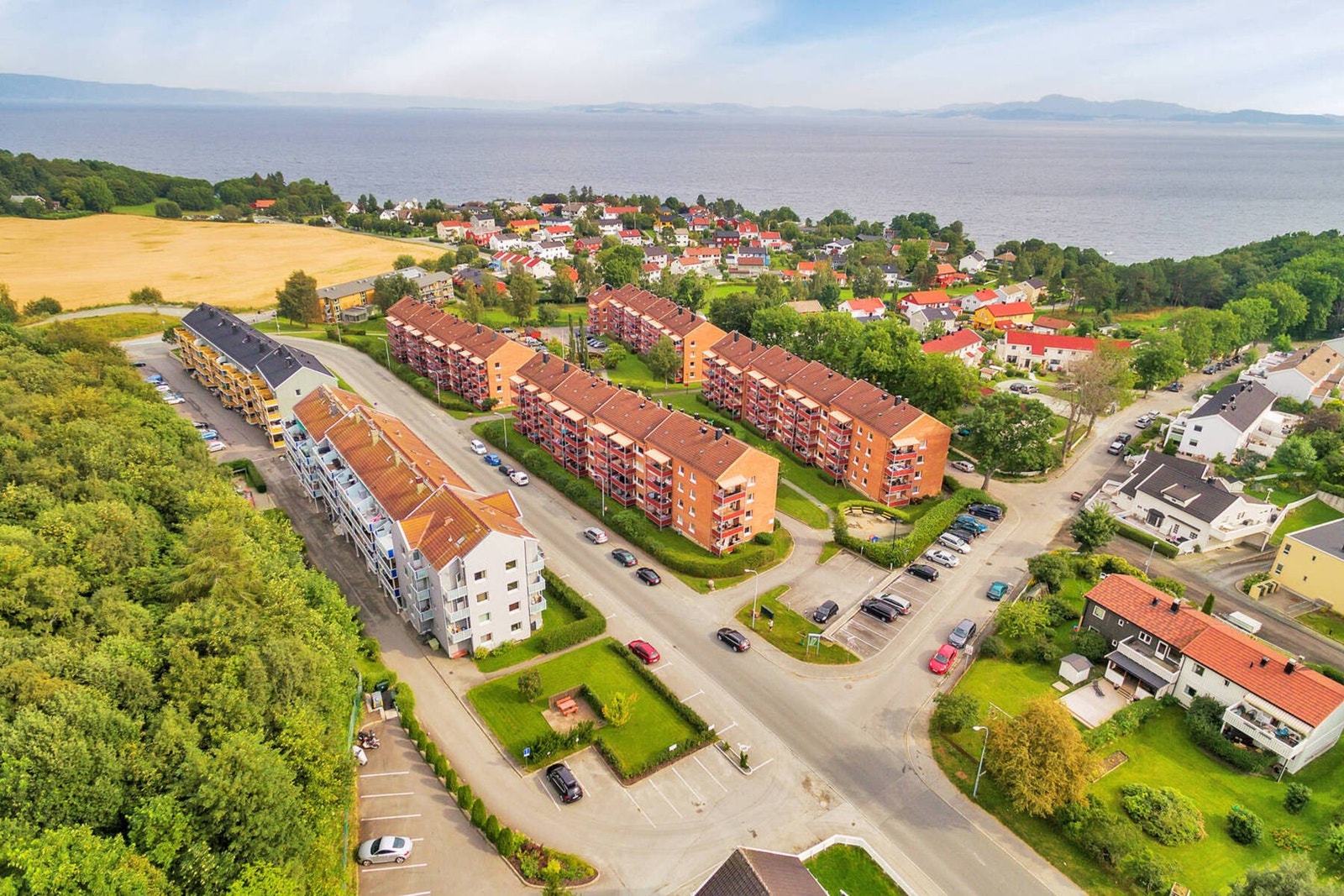 På Fagerheim bor du landlig og rolig til, samtidig som du har alt du trenger i nærheten, inkludert kjøpesentre, kollektivtransport og den populære Ladestien. Galleribilde