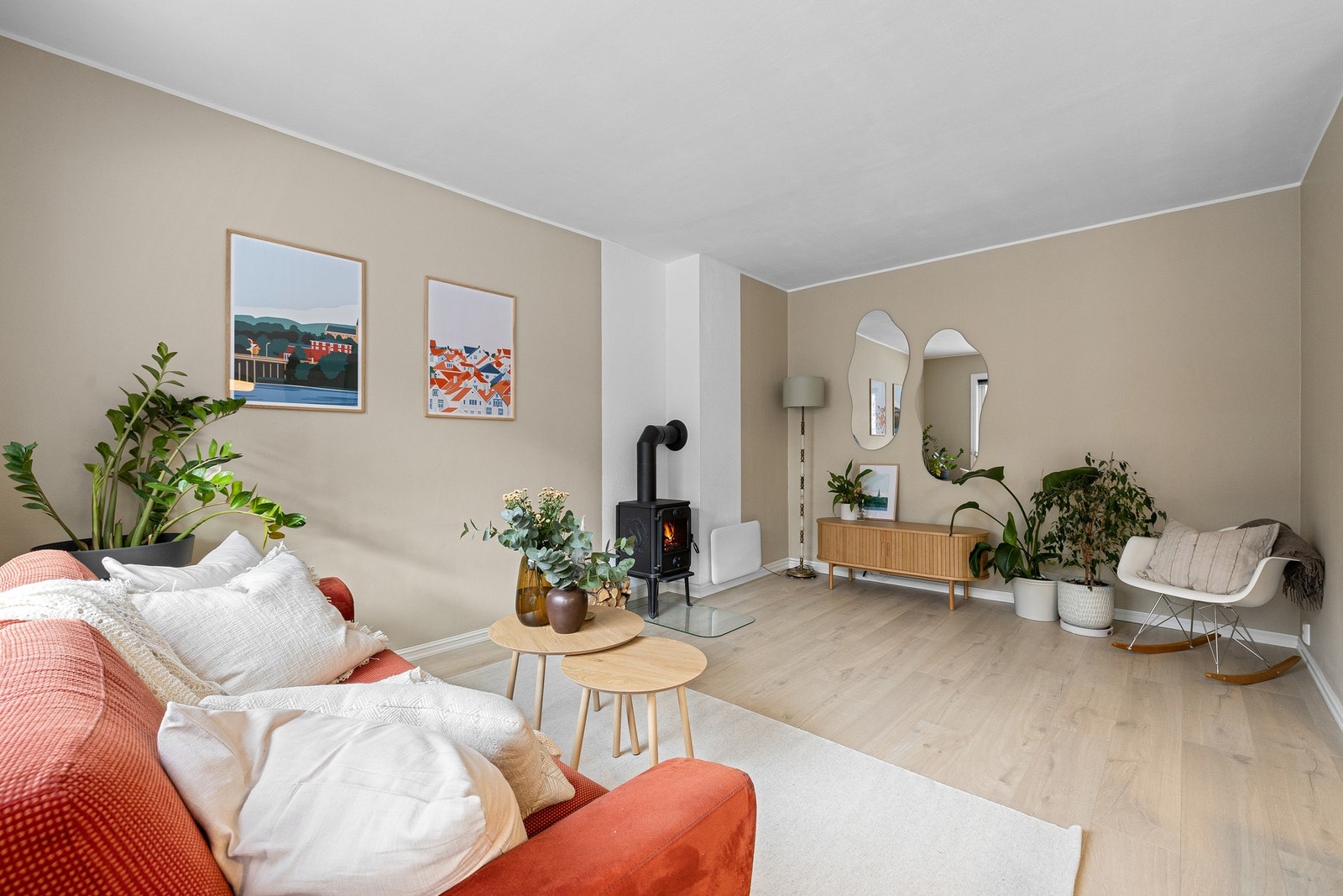 På gulvet er det lagt et moderne og slitesterkt laminatgulv som er gjennomgående i alle oppholdsrom. Galleribilde