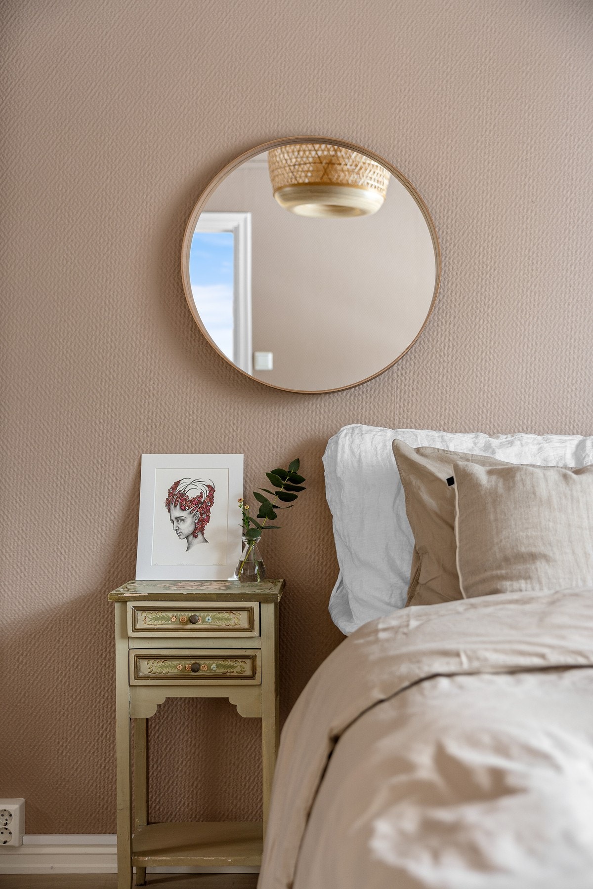 Soverommet vender bort fra hovedveien og ligger skjermet mot det rolige friarealet. Galleribilde