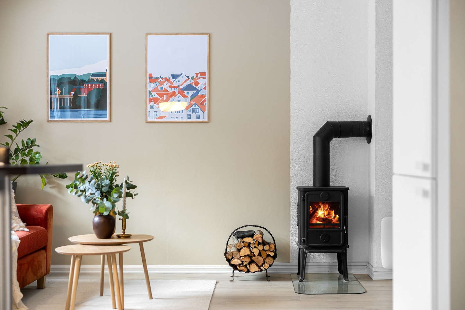 Leiligheten er utstyrt med en vedovn, som gir lavere strømkostnader og en trivelig atmosfære i leiligheten. Galleribilde