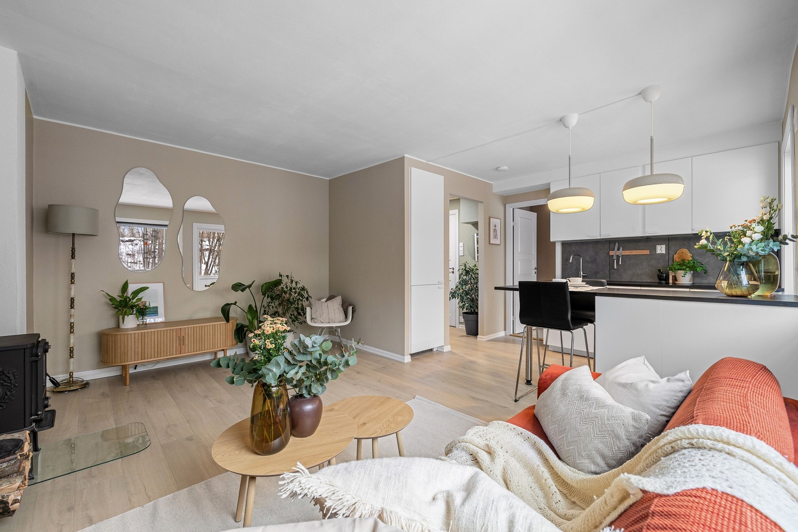 Stue og kjøkken er i en åpen løsning og måler 22,3 kvm. Galleribilde