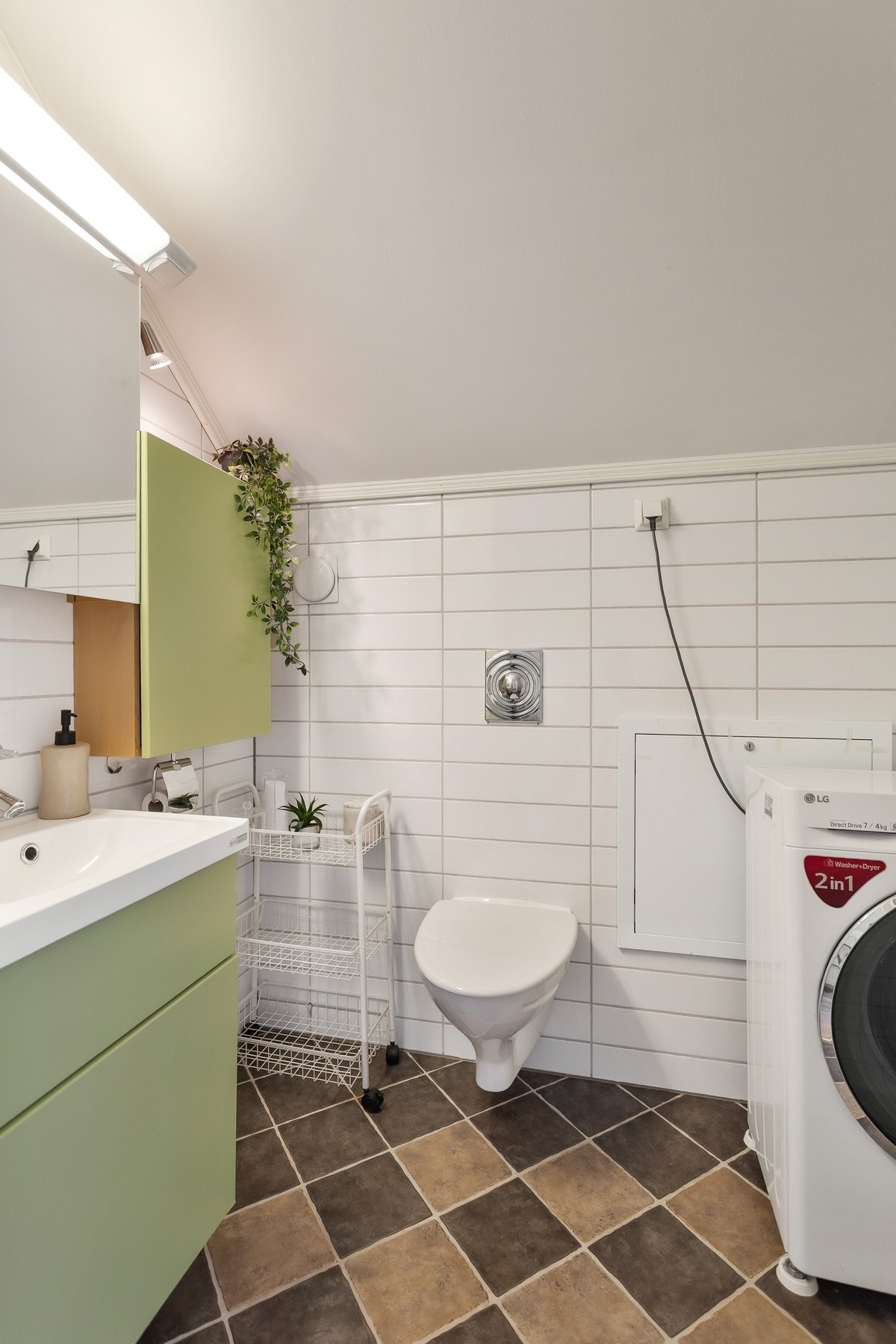 i overetasje har man flislagt gulv med vegghengt toalett og opplegg for vaskemaskin. Galleribilde