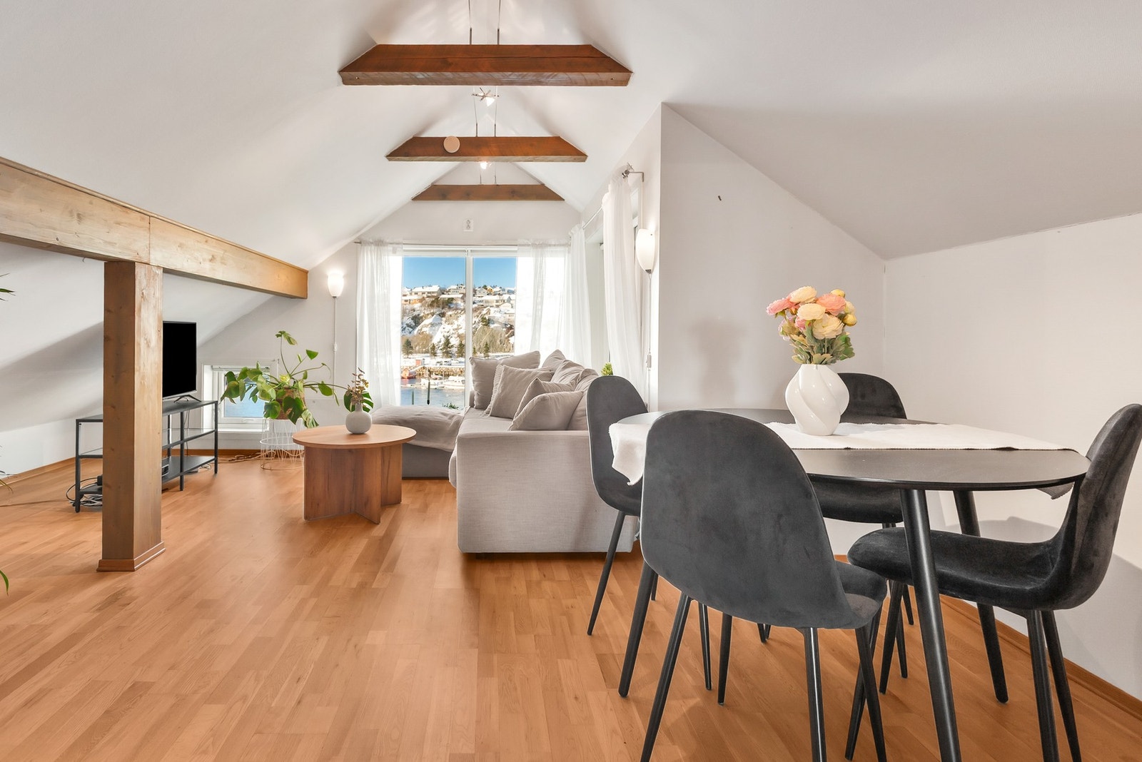 Stue i loftsetasje Galleribilde