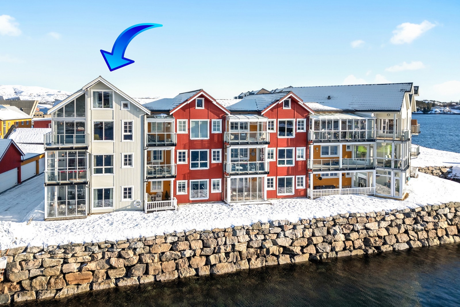 Leiligheten har to etasjer, to
bad og to kjøkken. Her har man gode solforhold og fantastisk utsikt mot fjorden. Galleribilde