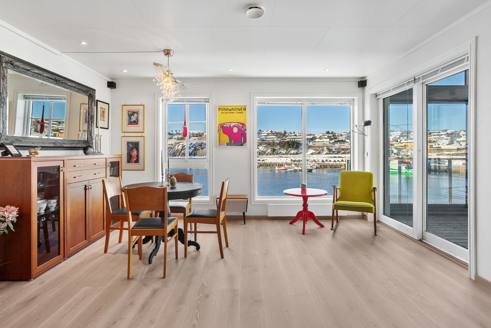 Stuen har god plass til spisegruppe og sofagruppe. Galleribilde