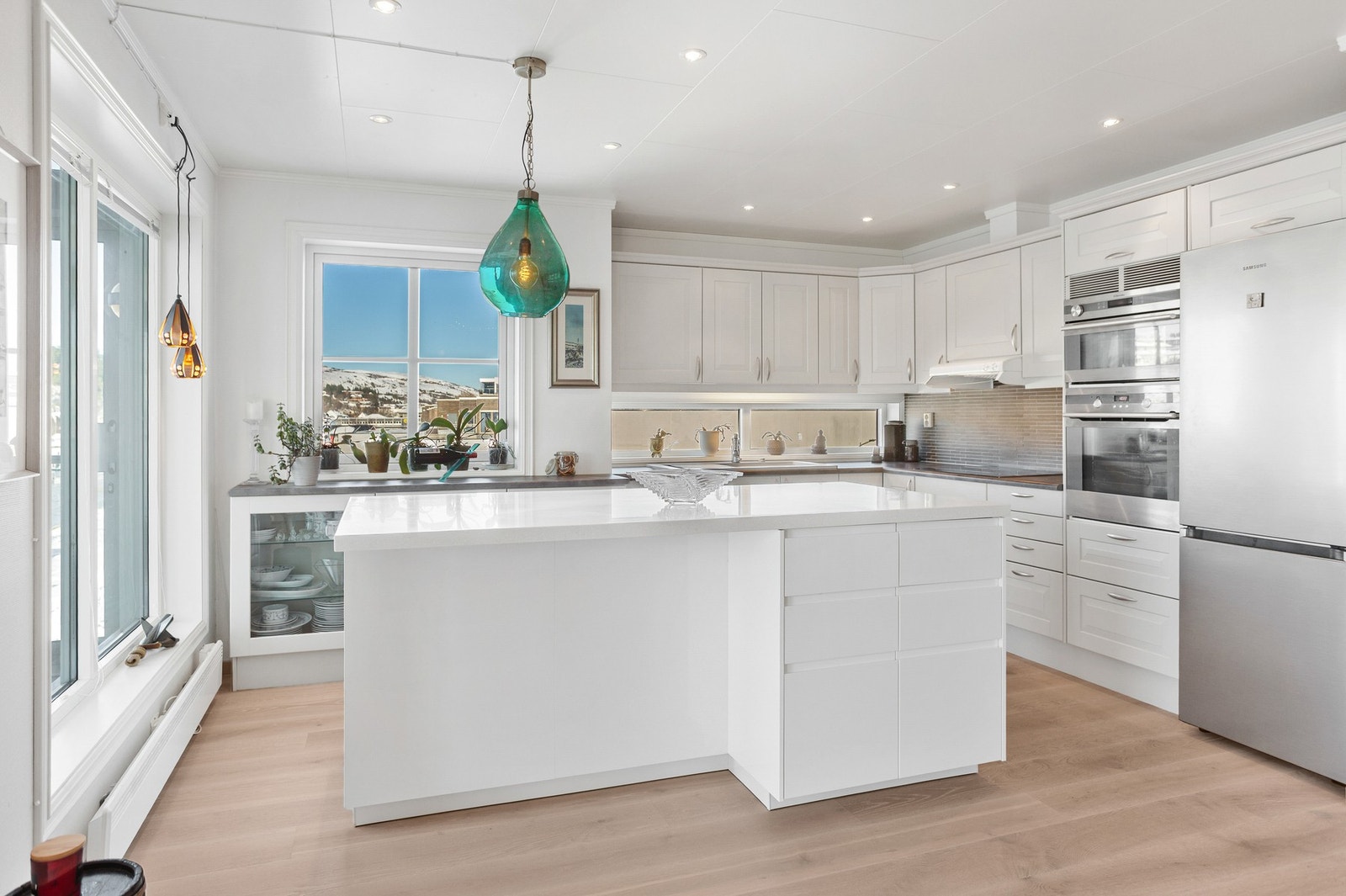 Leiligheten har integrerte hvitevarer, og er utstyrt med koketopp, stekovn og dampovn. Galleribilde