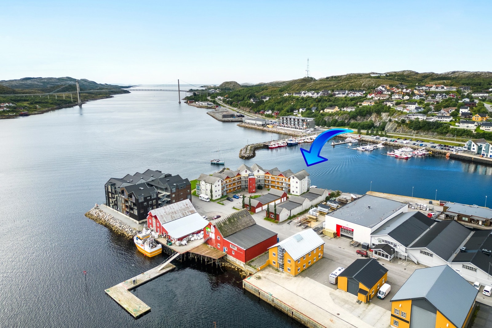 Sjelden mulighet toppleilighet beliggende i fantastiske omgivelser i hjertet av Rørvik sentrum. Galleribilde