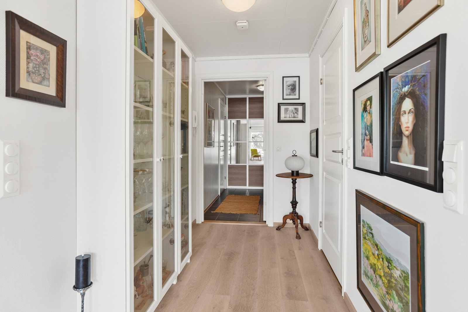 Gang med plass til oppbevaring. Galleribilde