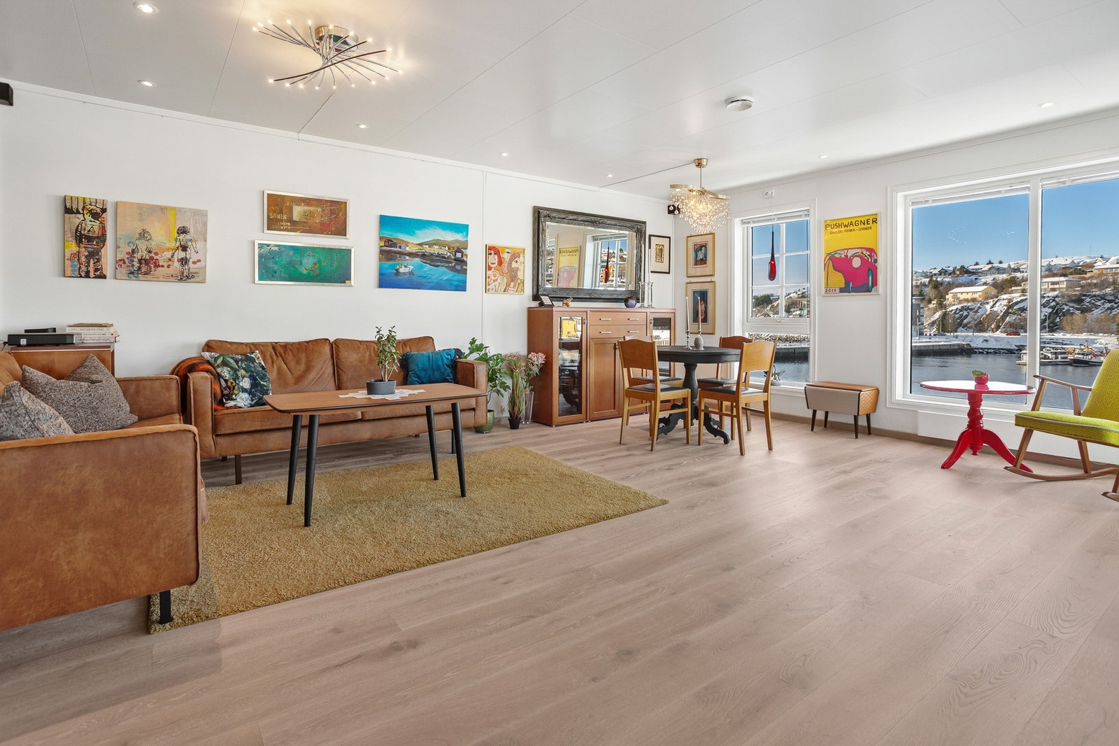 Lyse og moderne overflater med spotter i tak og store vindusflater. Galleribilde