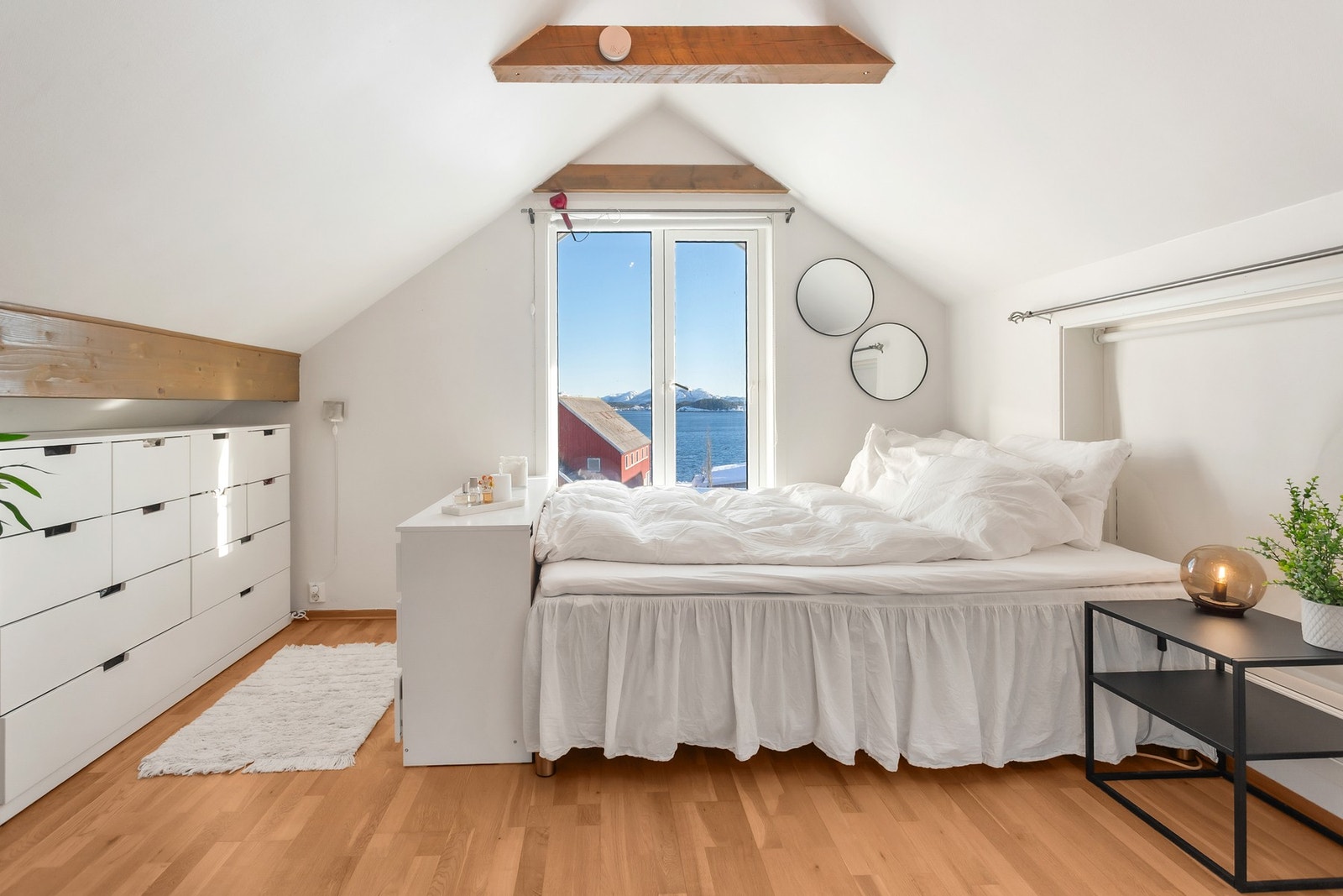 Soverom på loft med god plass til oppbevaringsløsning og dobbeltseng. Galleribilde