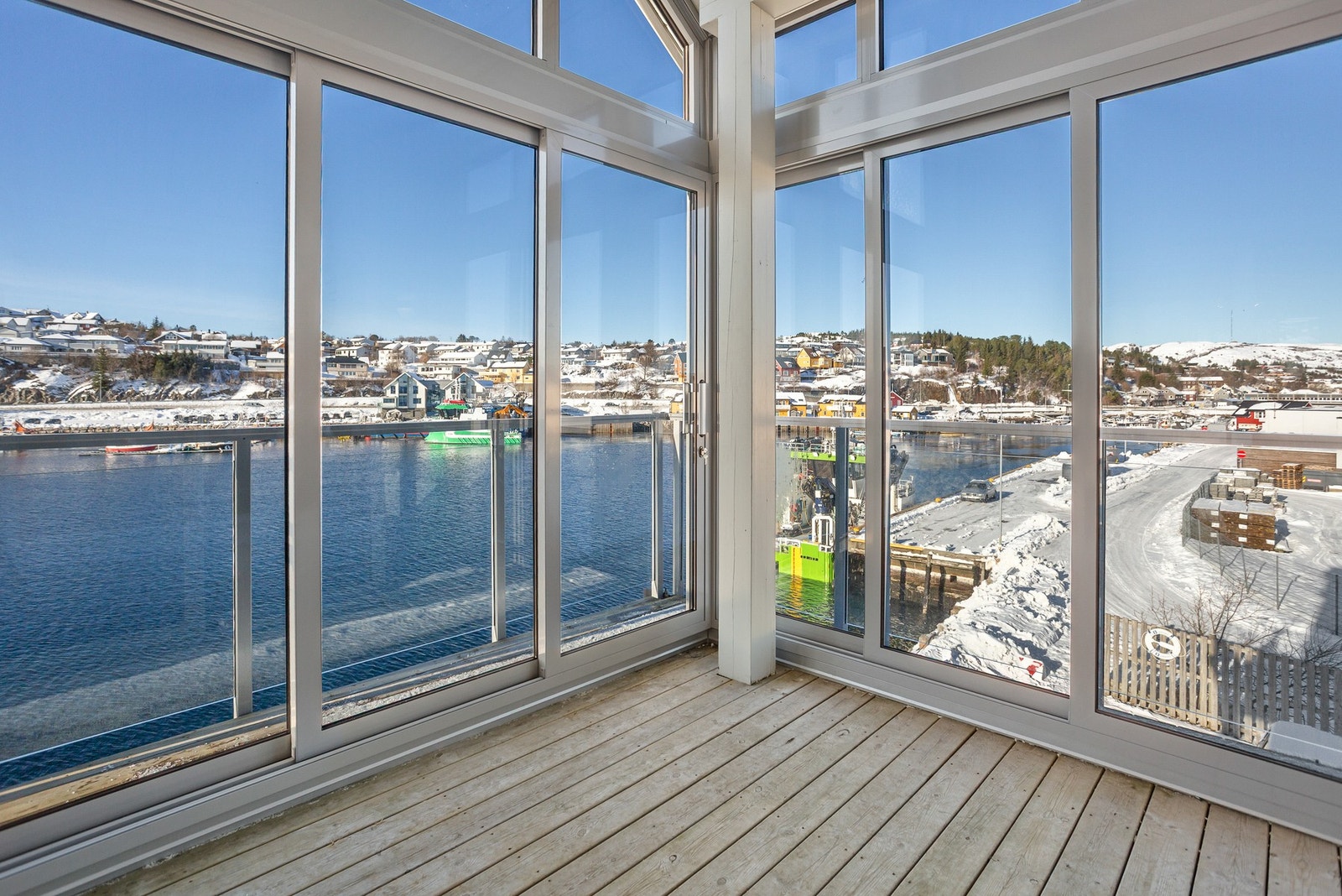 Innglasset balkong med plass til hagemøbler. Her kan man nyte utsikten uansett vær. Galleribilde