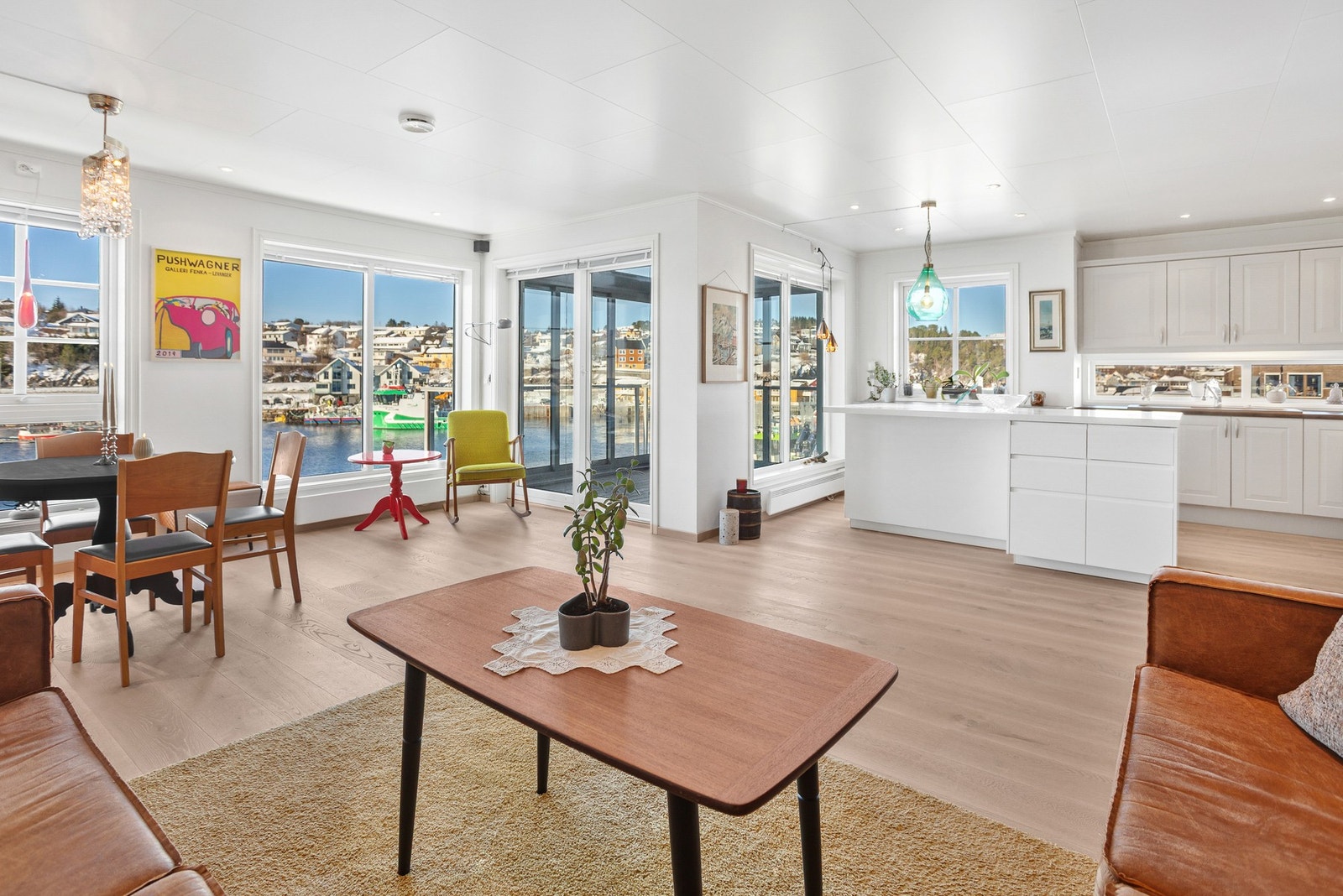 Fra leiligheten kan man nyte utsikt mot fjorden fra sofakroppen. Galleribilde