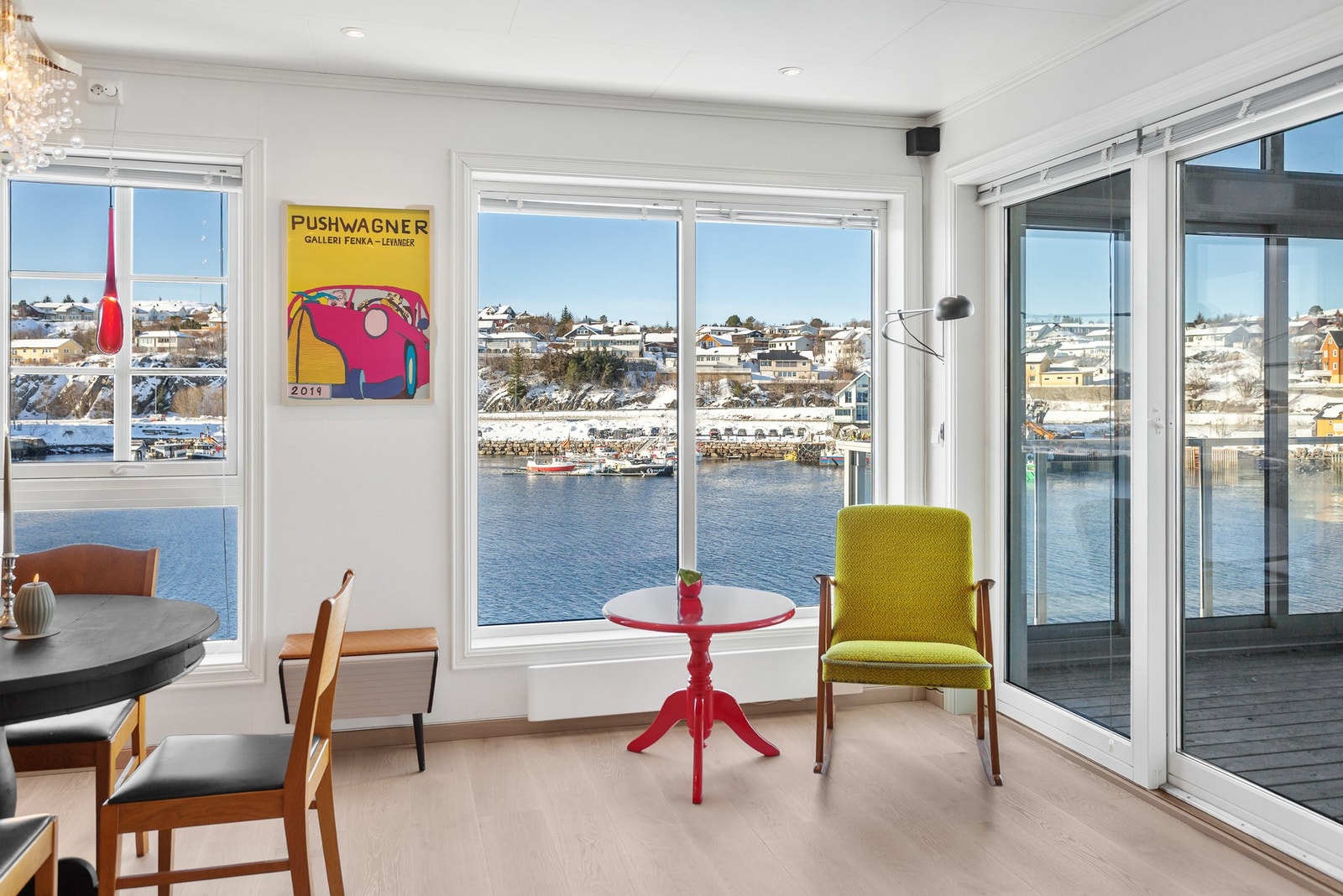 Idyllisk utsikt mot fjorden og småbåthavna fra spiseplassen. Galleribilde