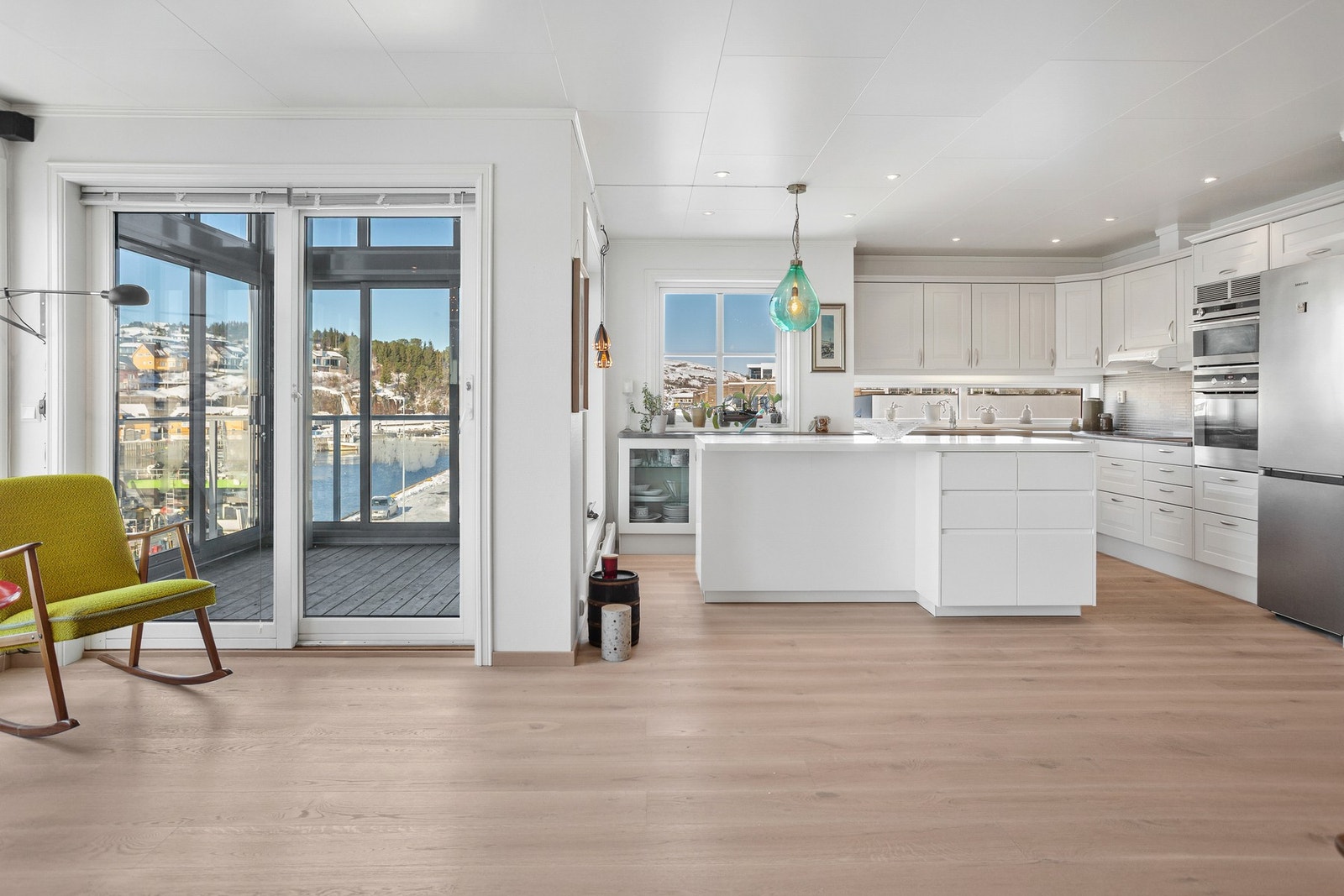 Romslig og praktisk planløsning med åpen stue/kjøkkenløsning. Kjøkkenet har mye skap og benkeplass. En praktisk kjøkkenøy og enkel adkomst til innglasset veranda. Galleribilde