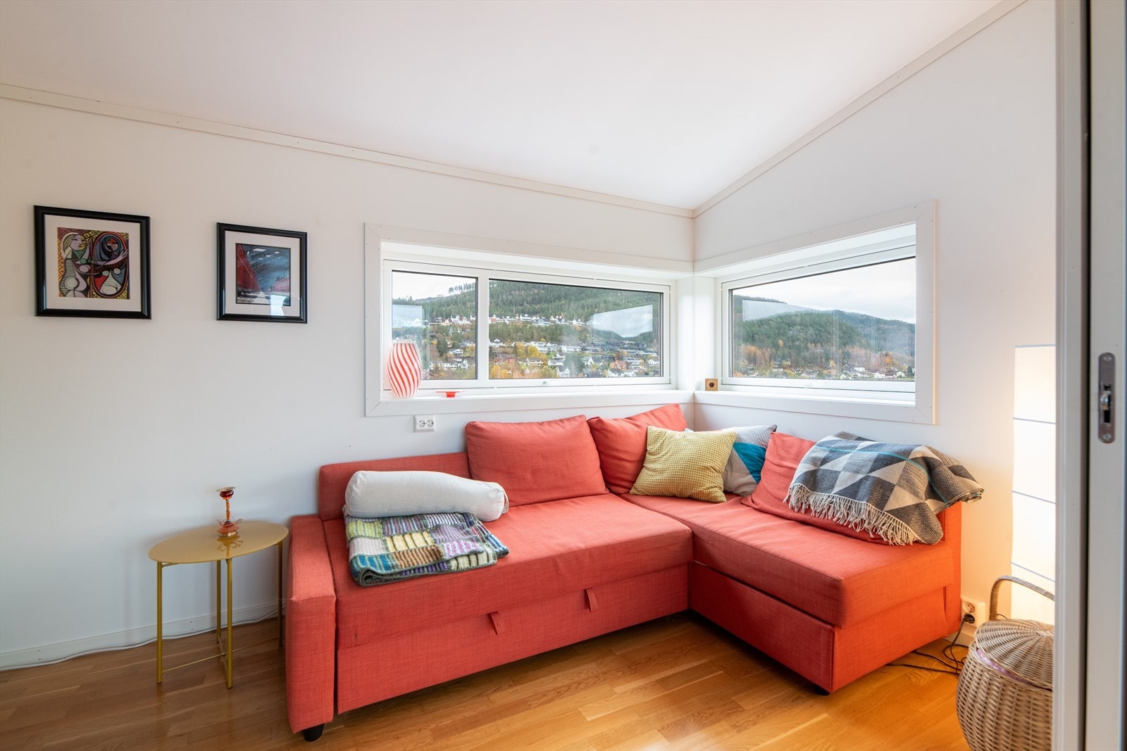 Lys og koselig tv-stue, kanskje barnas nye favorittsted? Galleribilde