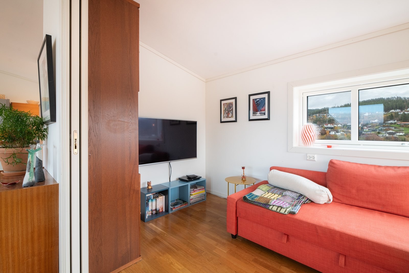 Det er praktiske skyvedører mellom stue og tv-stue, hvor man lett kan avskille rommene ved behov. Galleribilde