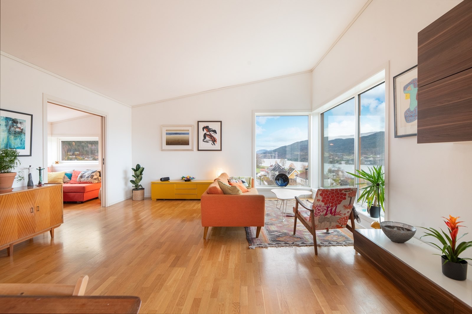 I stuen er det meget plass til både sofagruppe og spisestue. Galleribilde