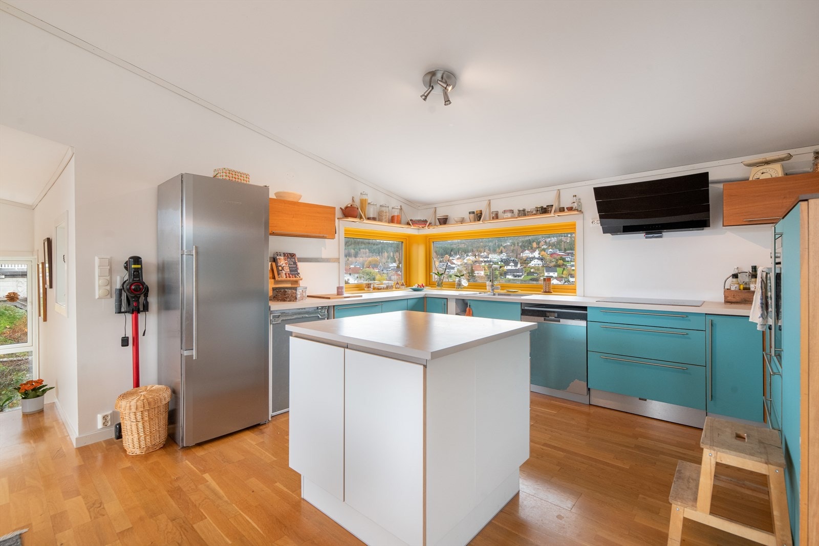 Boligen har et moderne og lekkert kjøkken godt med skap- og benkeplass, og praktisk kjøkkenøy ut mot stuen. Galleribilde