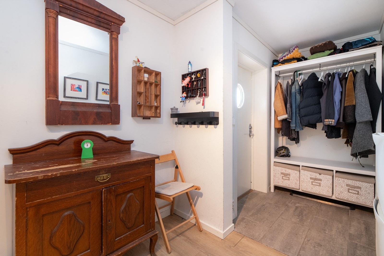 I entre er det plass til å sette fra seg sko og henge fra seg yttertøy. Galleribilde