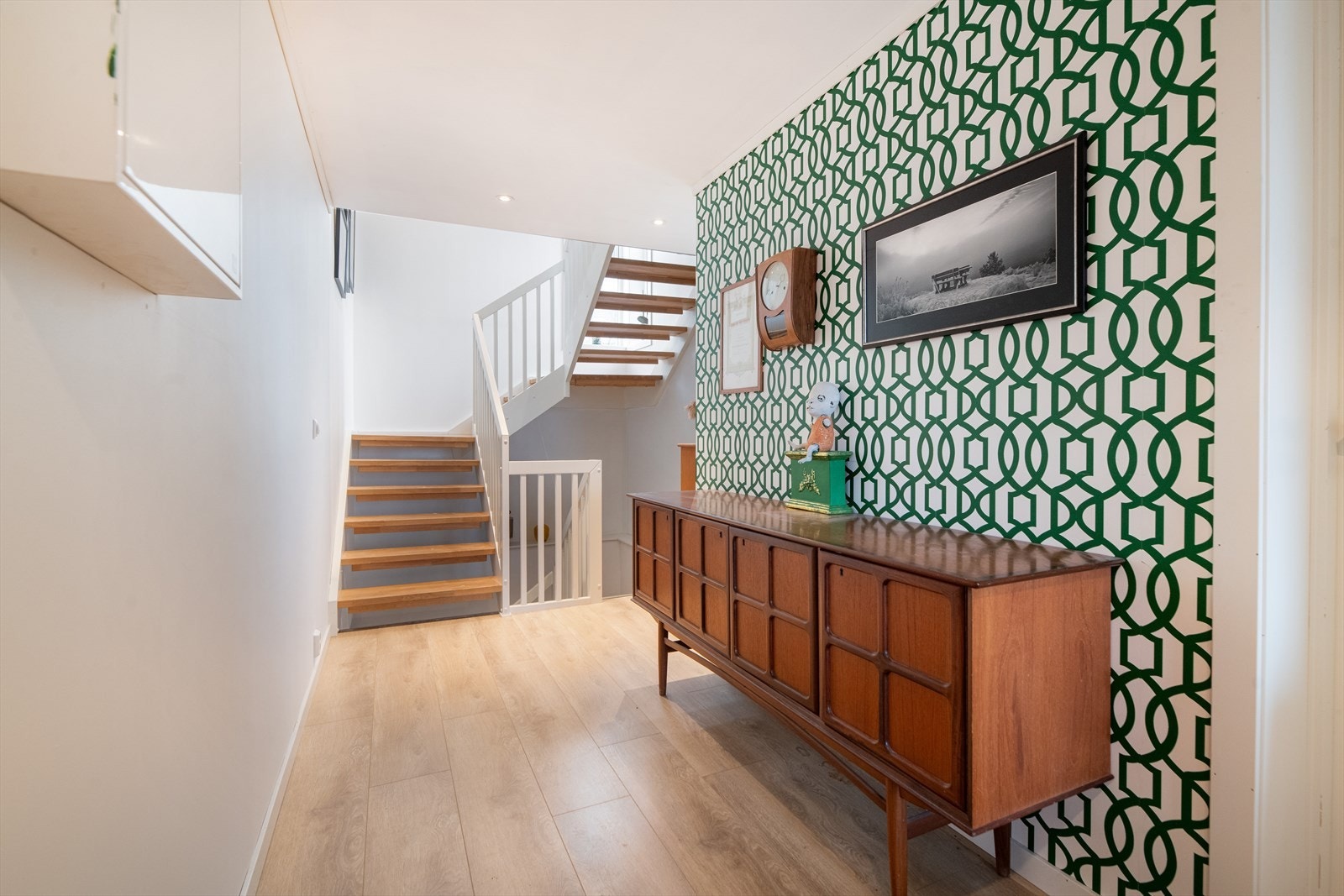 Innvendige overflater i boligen er av gode materialvalg og har en gjennomført helhet og finish fra topp til bunn. Galleribilde