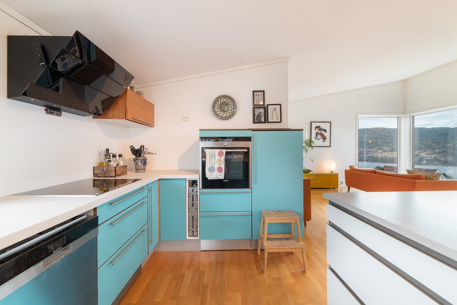 Kjøkkenet har innredning med glatte fronter og benkeplate av laminat. Over stekesone er det ventilator med avtrekk ut. Galleribilde