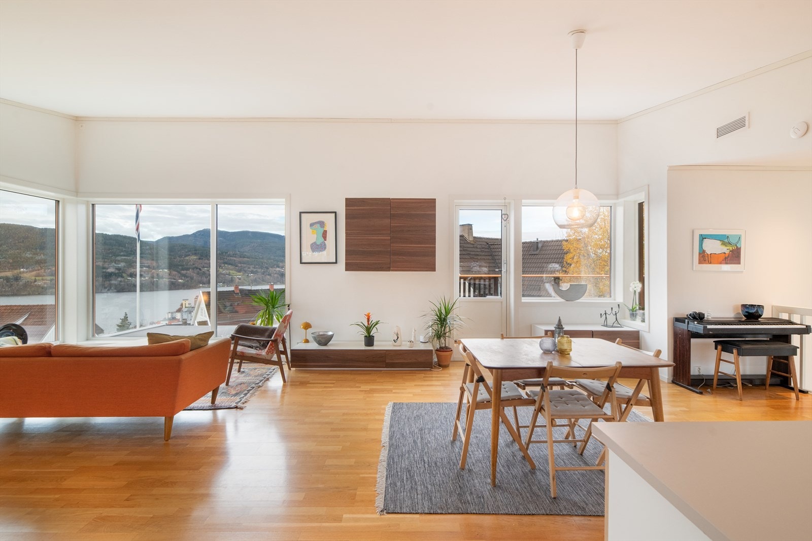 Boligen har en effektiv planløsning som gir fullt utbytte av de 218 kvadratmeterne, samtidig som den gir skjermede oppholdssoner. Galleribilde