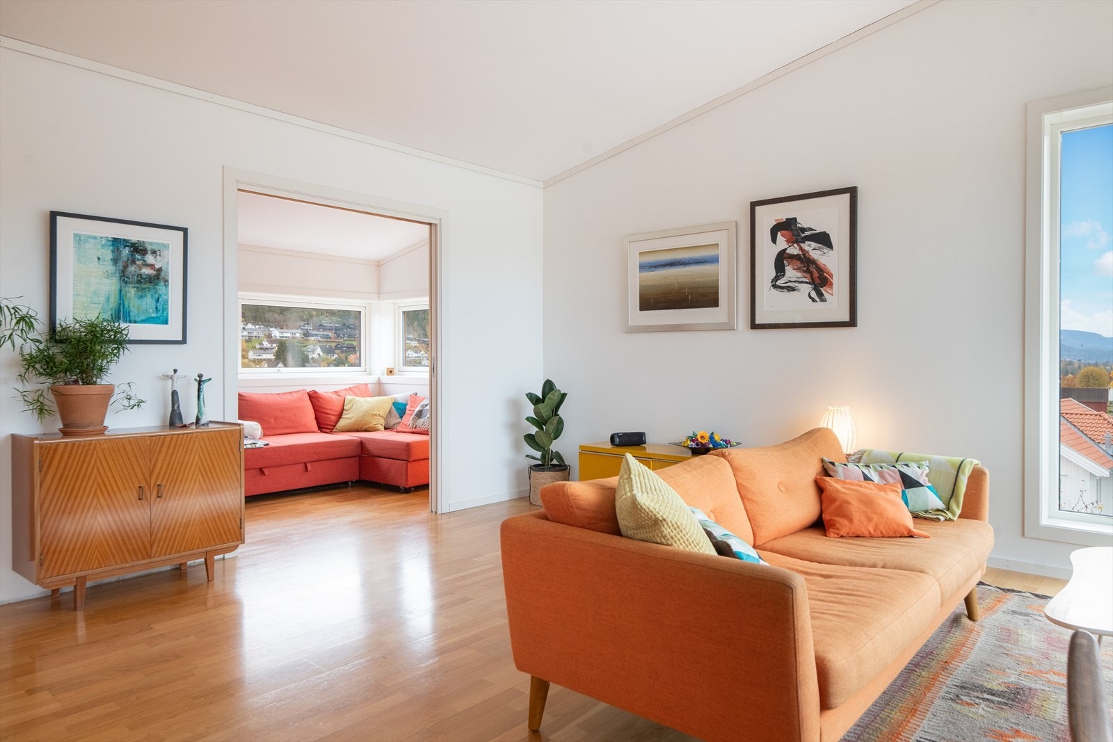 Tilliggende stuen er det en koselig tv-stue med fin plass for sofa og mediemøblement. Galleribilde