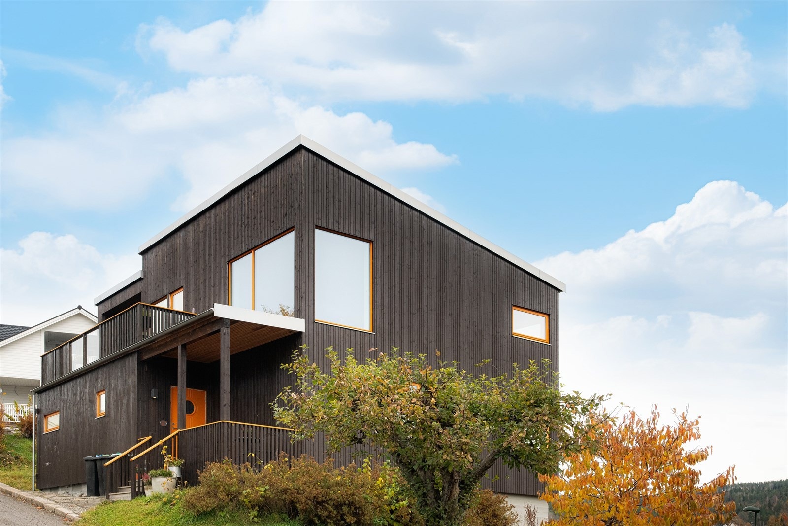 Nydelig og solrik hjørnetomt som er pent beplantet og opparbeidet med plen og variert beplantning samt, grus og steinheller ved inngangspartiet. Det er biloppstillingsplass på ene siden av boligen. Galleribilde