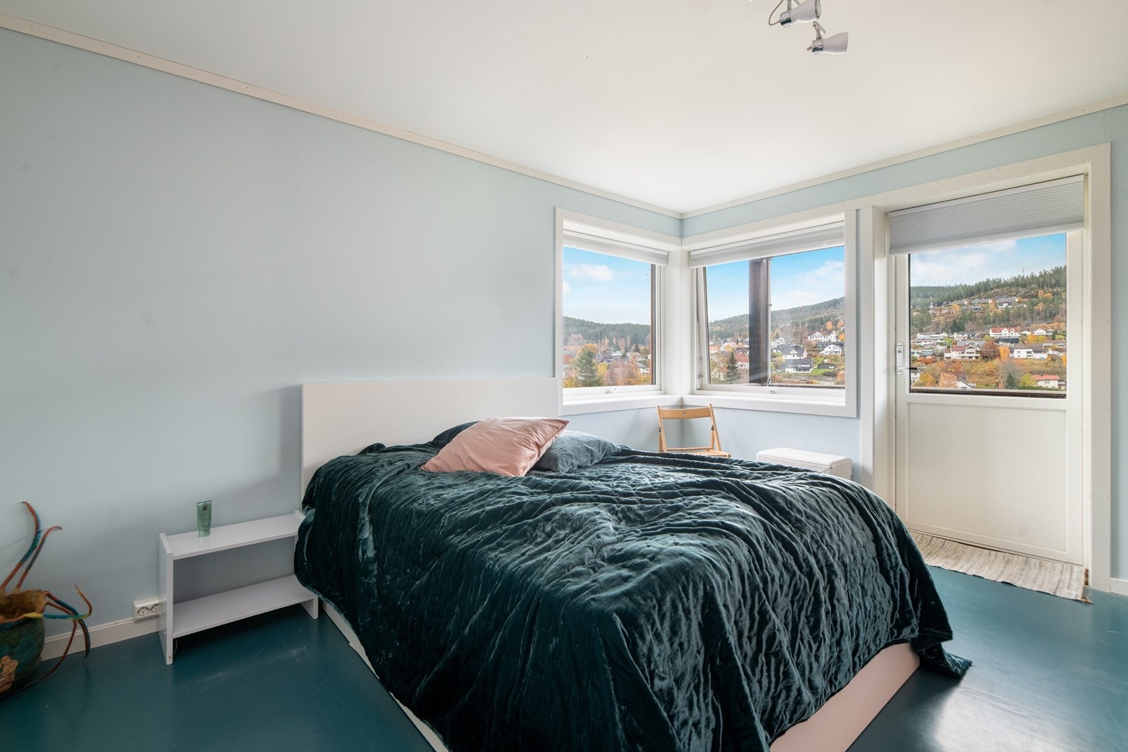 Hovedsoverommet har god plass til dobbeltseng, og utgang til en overbygget veranda hvor det er plass til en liten sittegruppe. Galleribilde