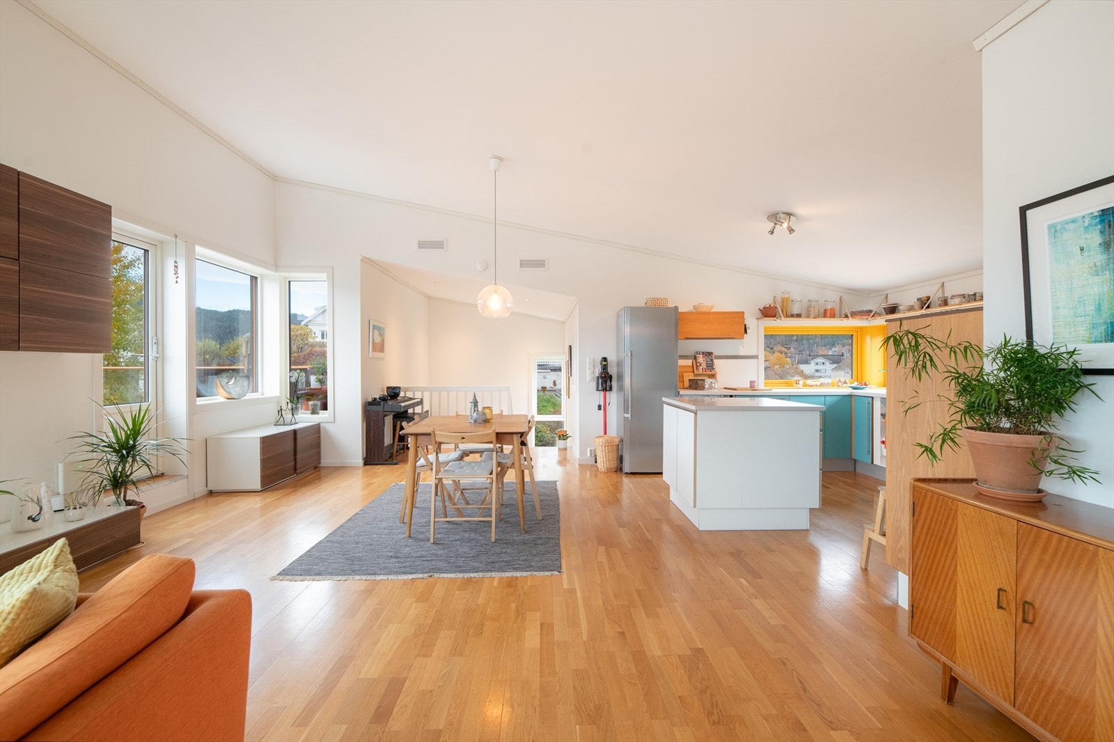 Romslig og lekker stue med åpen løsning mot kjøkken og store vindusflater som slipper rikelig med naturlig lys inn. Innvendige overflater i boligen er av gode materialvalg og har en gjennomført helhet og finish fra topp til bunn. Galleribilde