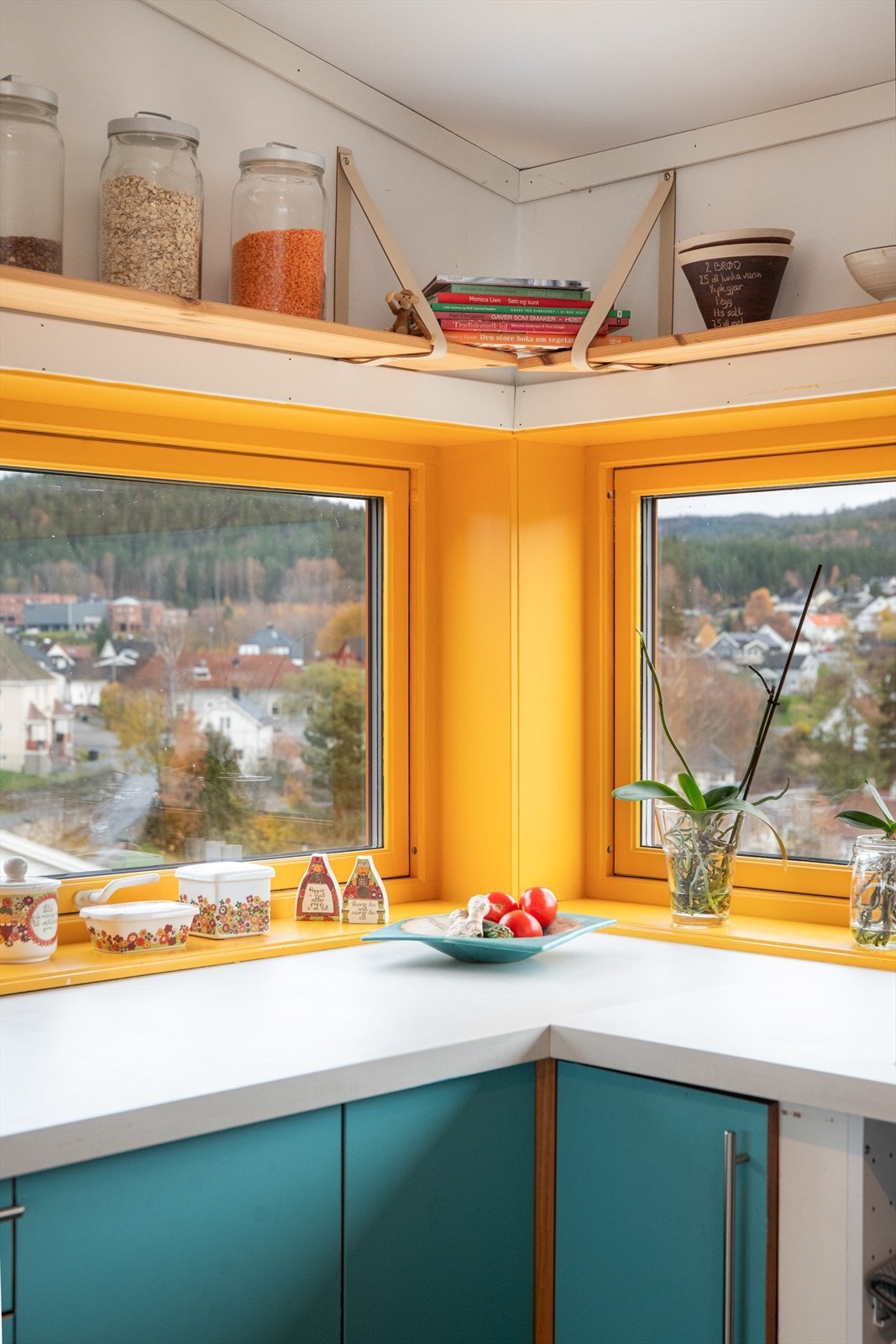 Det er integrert oppvaskmaskin, induksjonstopp og stekeovn. I tillegg er det montert vannstoppsystem og komfyrvakt. Galleribilde