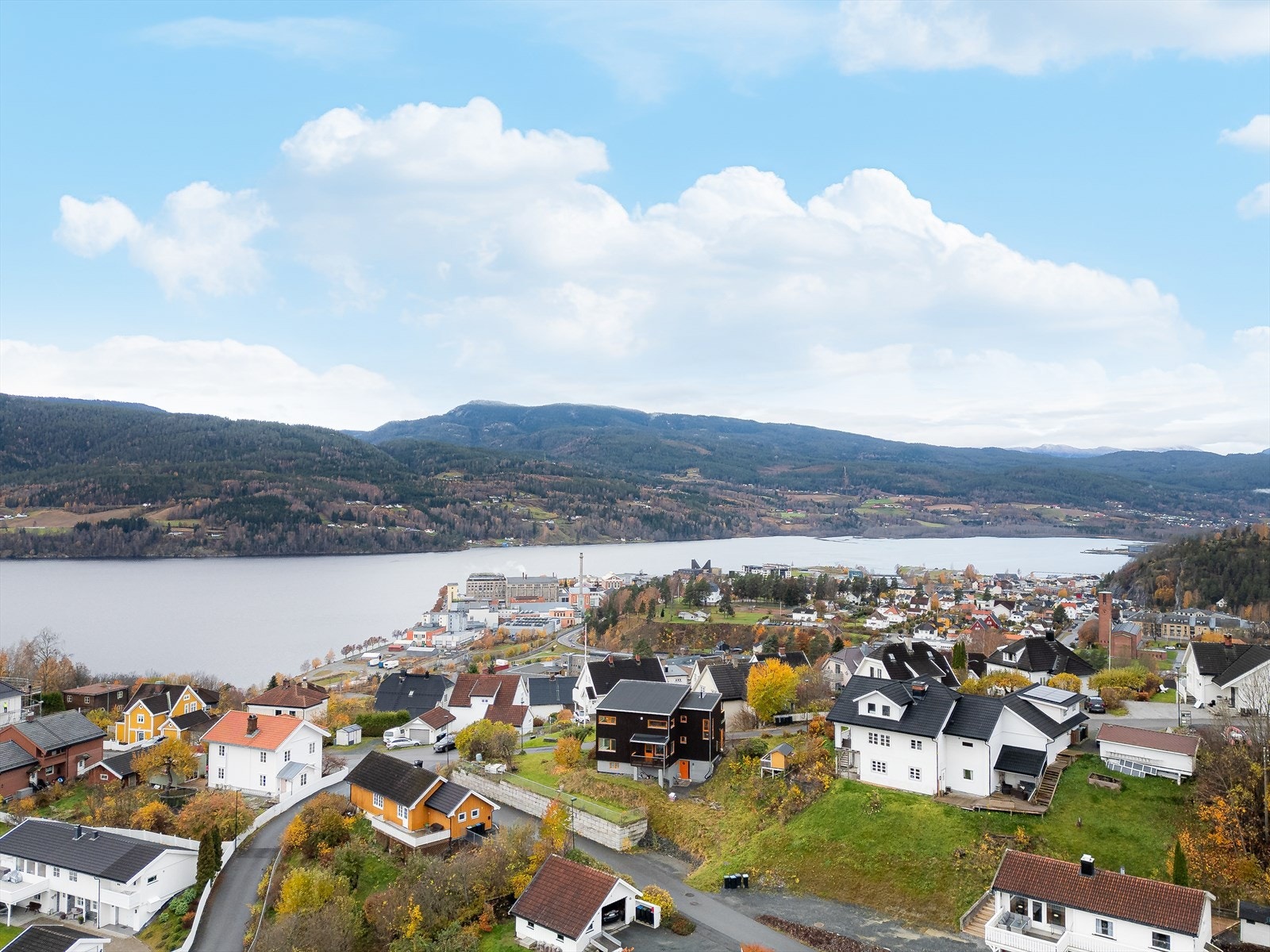 Området har nærhet til flere barnehager og til Sætre barneskole med 1.-7. trinn er det gangavstand fra boligen. Galleribilde