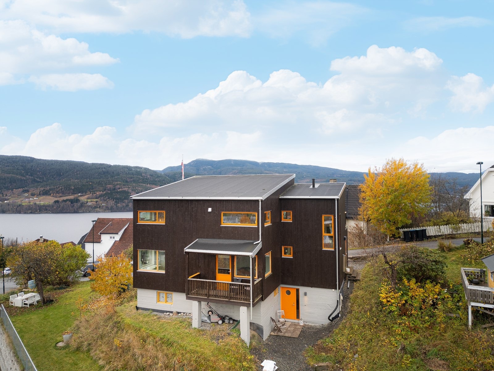 Boligen ligger høyt og fint til i et godt etablert boligområde et lite stykke utenfor Notodden sentrum, på en pent opparbeidet tomt med nydelige uteplasser med herlig utsikt og svært gode solforhold. Galleribilde