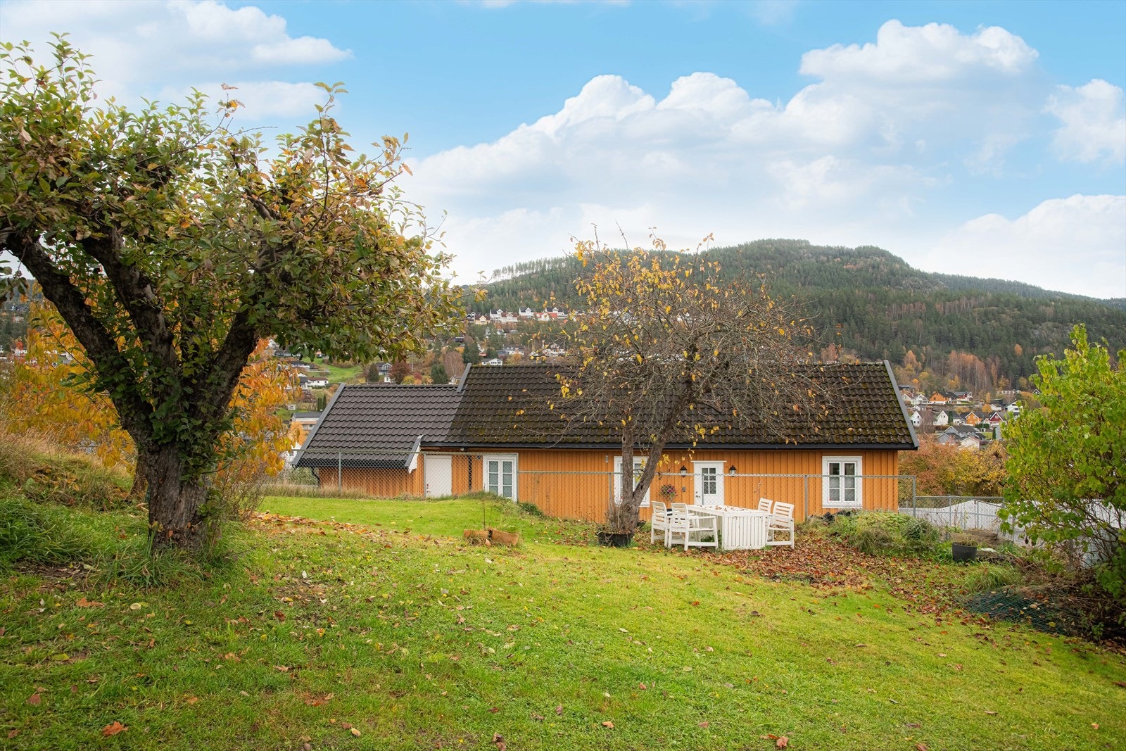 Hagen ligger i noe skrånende terreng og har god boltreplass for store og små. Det er støttemur og gjerde mot veien på den ene siden av eiendommen. Galleribilde