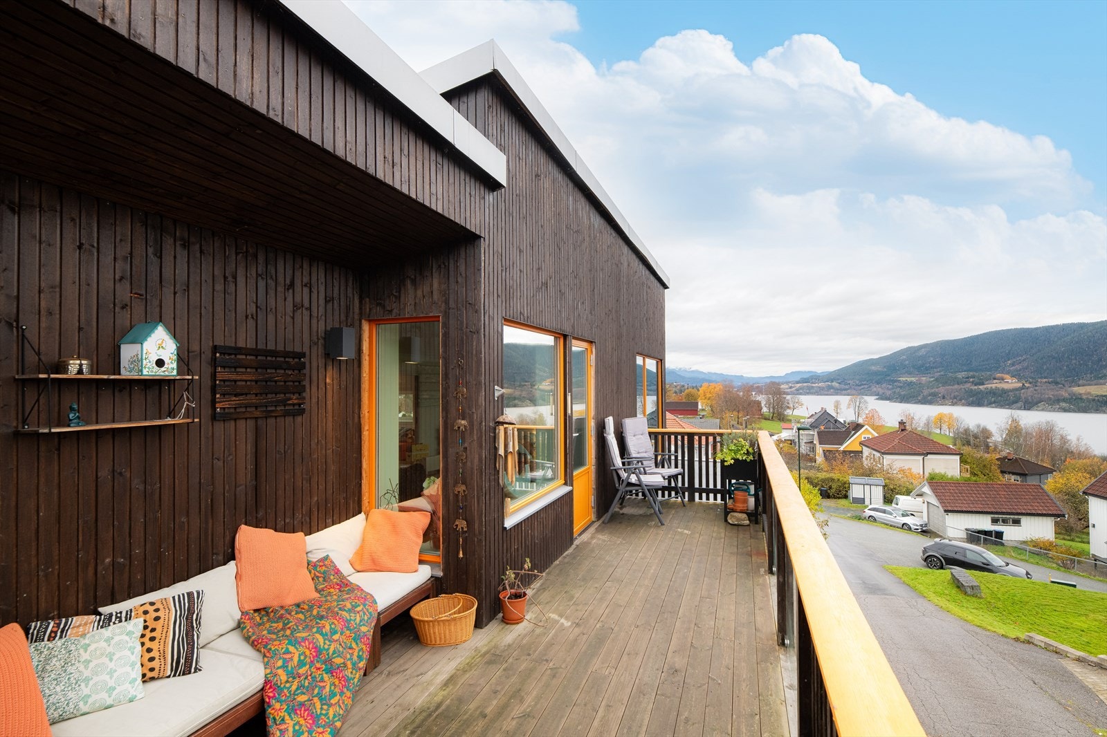 Fra stuen er det utgang til en delvis overbygget og deilig veranda med fantastisk utsikt. Galleribilde