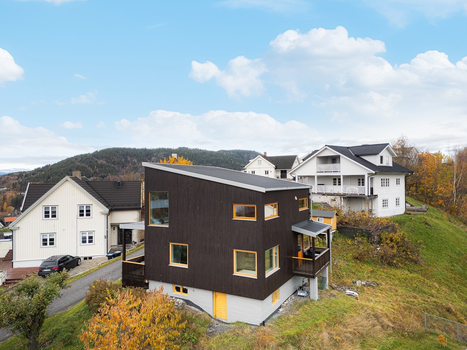 Flott og innholdsrik funkisbolig beliggende høyt og fint i et veletablert boligområde et lite stykke utenfor Notodden sentrum. Galleribilde