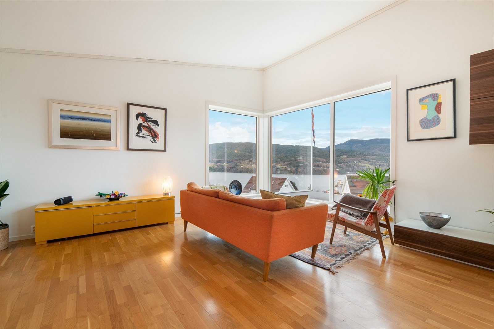 Store vindusflater bringer utsikt og godt med naturlig lys inn til boligen. Galleribilde