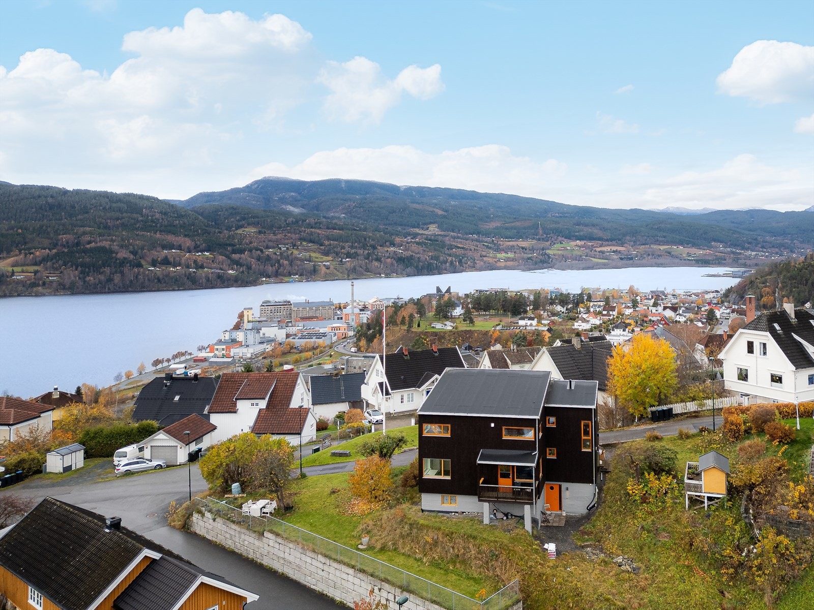 Pent opparbeidet hjørnetomt med nydelige uteplasser med herlig utsikt og svært gode solforhold. Galleribilde