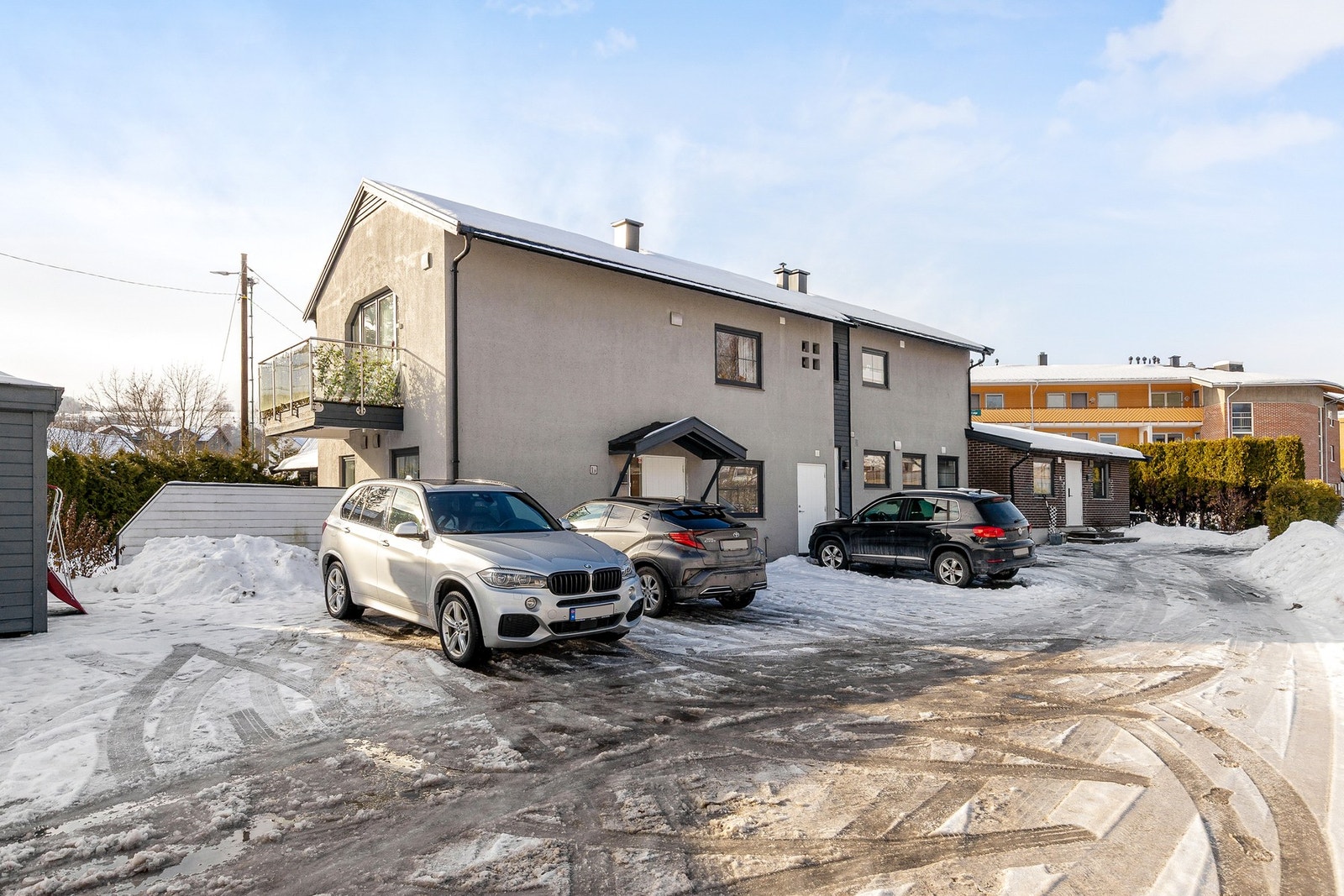 Inngangsparti og parkeringsplass Galleribilde