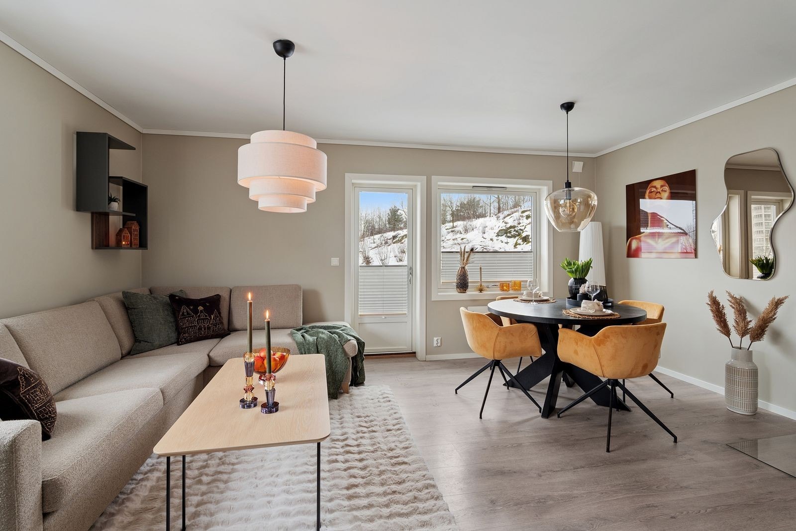 Fra stua er det utgang til balkong. Galleribilde