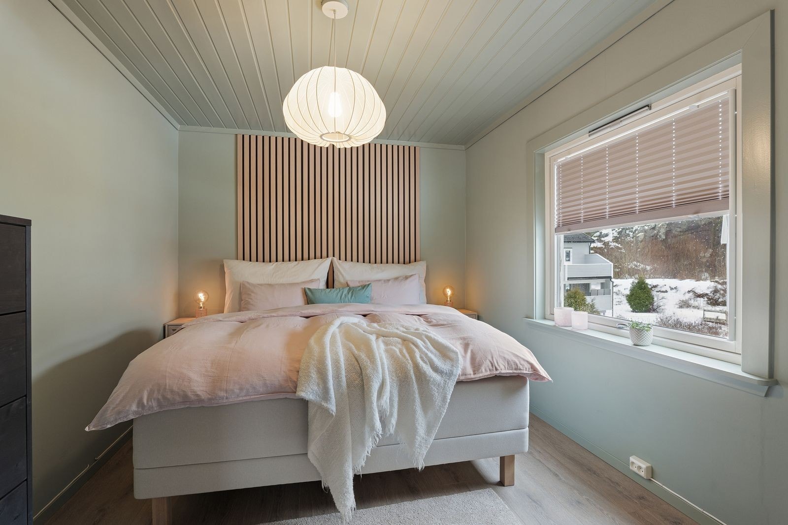 Soverom nummer to har en gjennomført stil med med dekorativ spilevegg og samme farge på vegger, tak og lister. Galleribilde