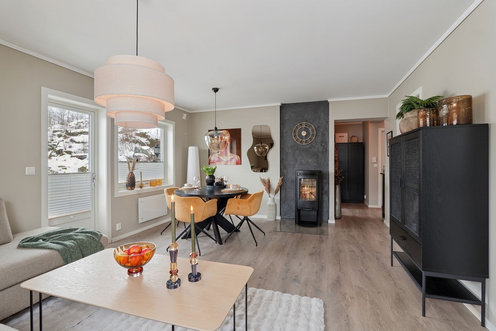 Stua er enkel å møblere med både sofa og spisegruppe. Galleribilde