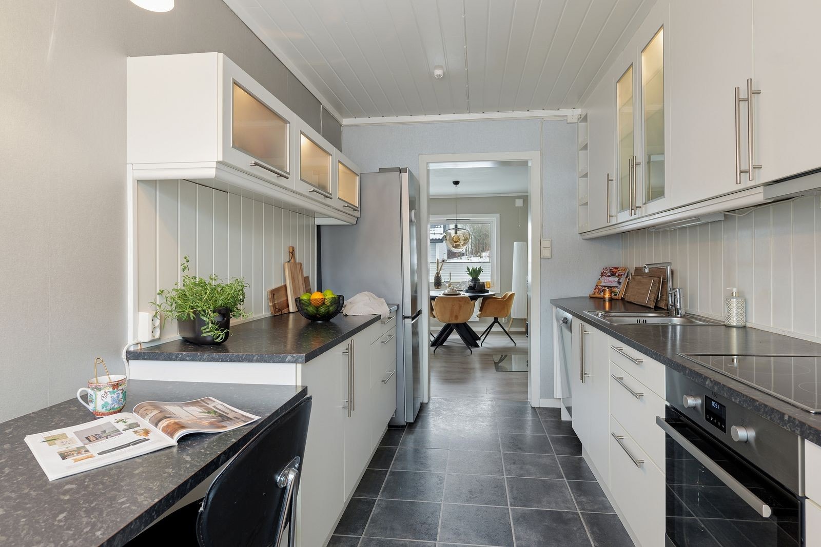 Det er integrert stekeovn/koketopp og opplegg for oppvaskmaskin på kjøkkenet. Galleribilde