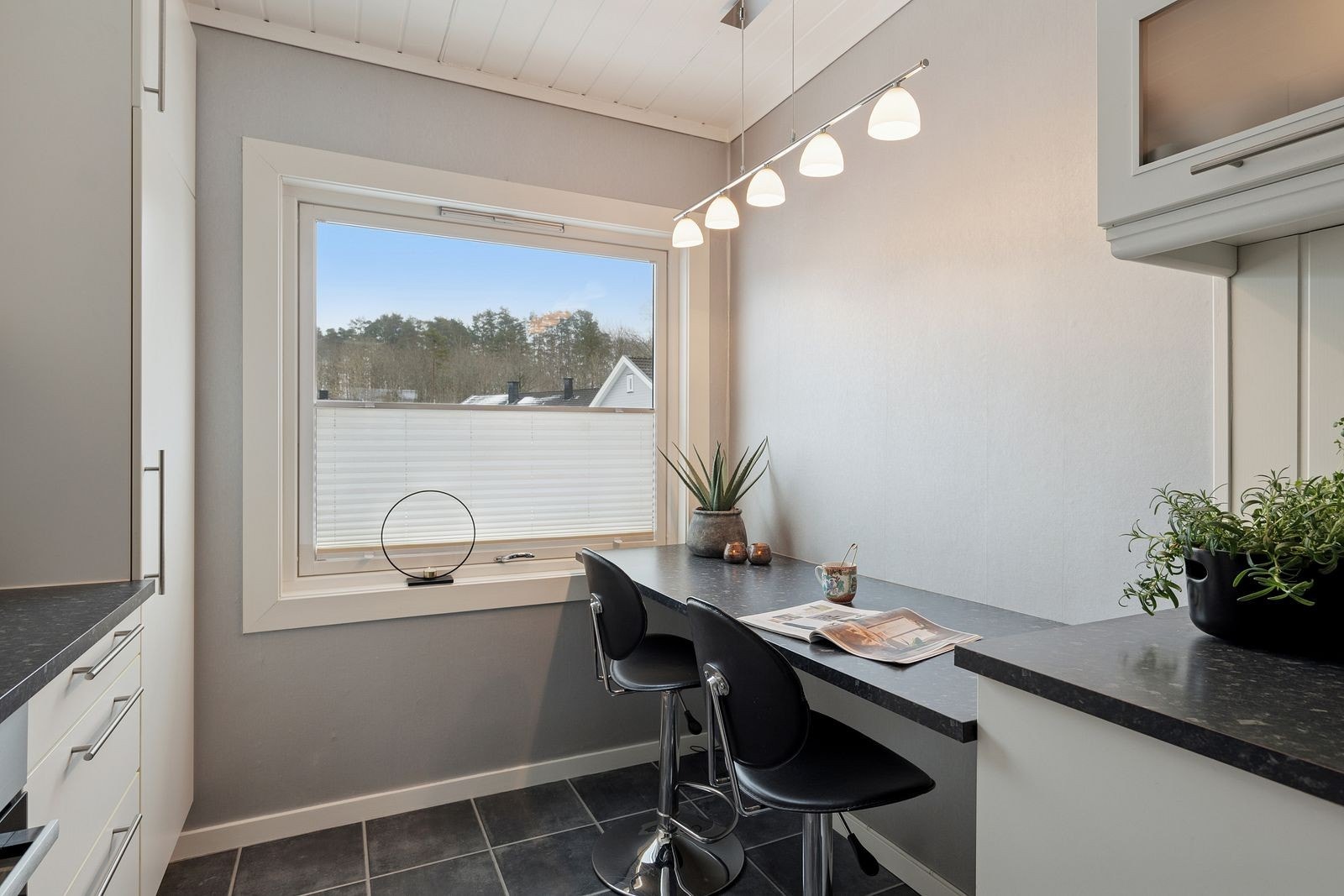 Fin frokostbar ved vinduet. Galleribilde