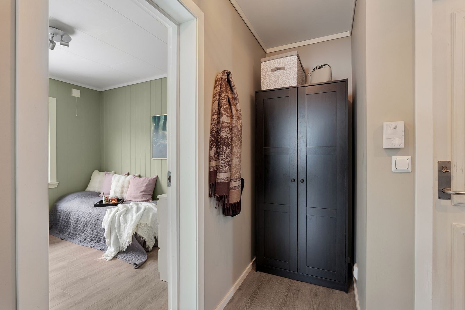 I entreen er det callinganlegg og en praktisk garderobekrok. Galleribilde