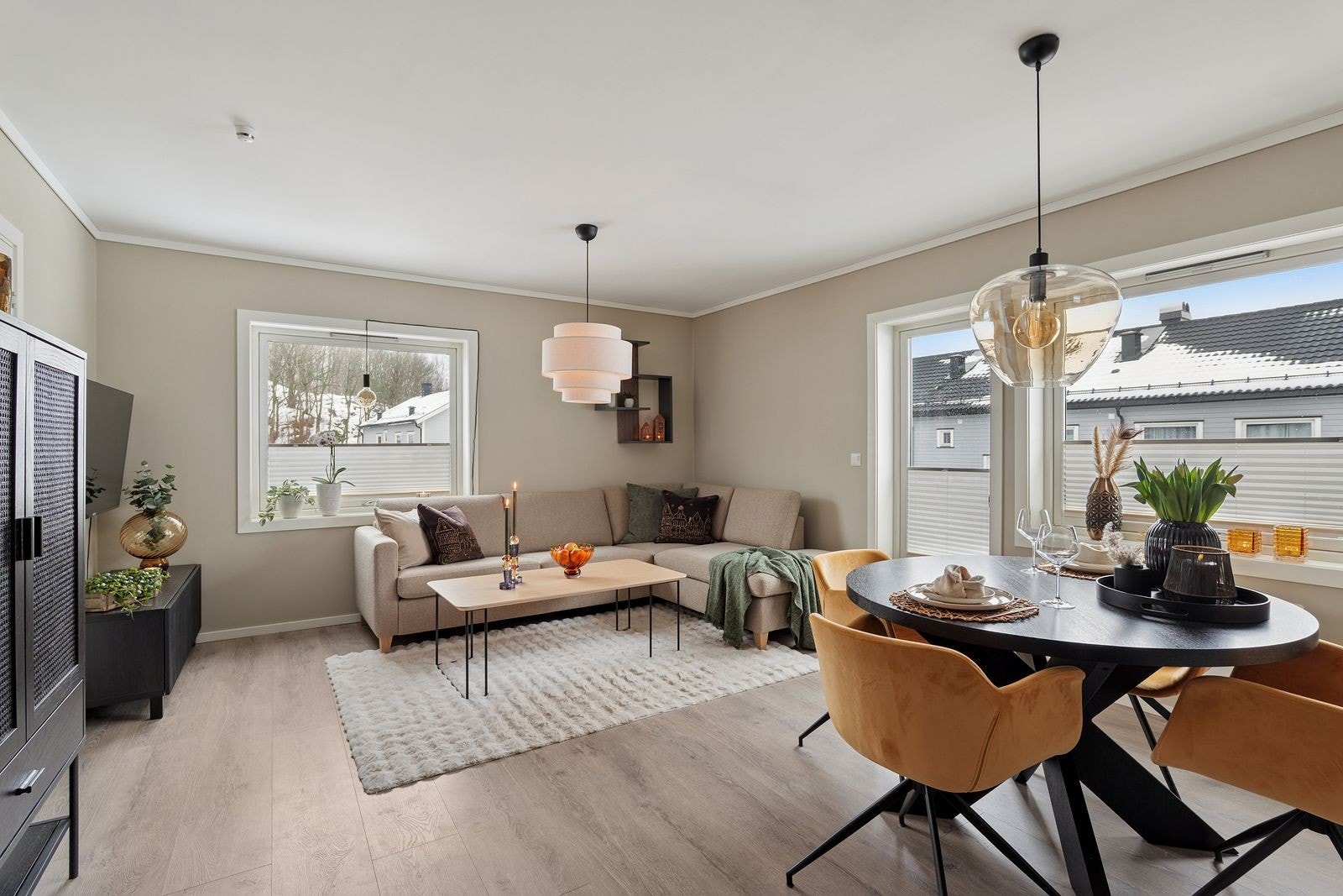 Romslig og lys stue med store vindusflater. Galleribilde