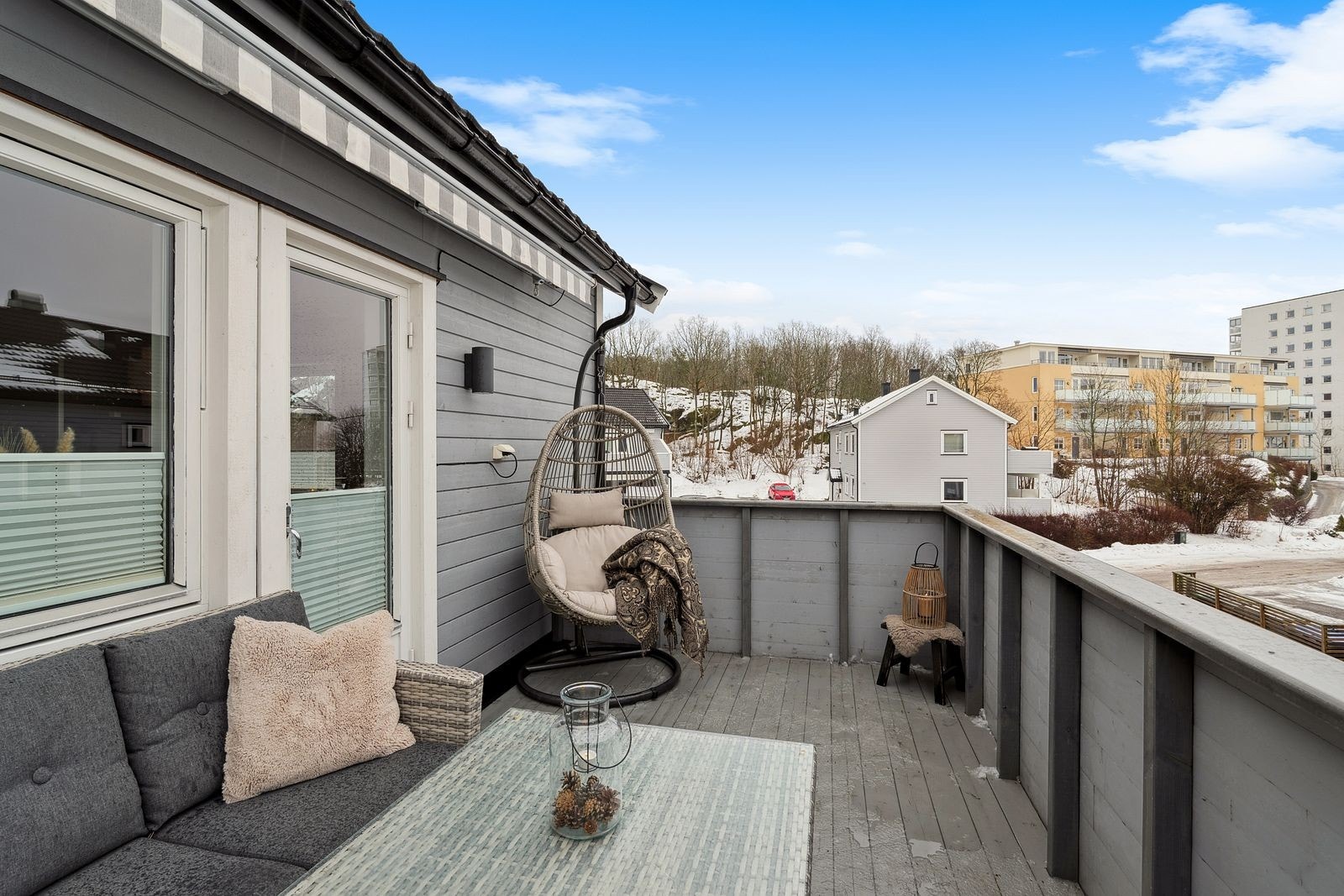 Balkongen er på ca 10 kvm og rommer enkelt store utemøbler. Galleribilde