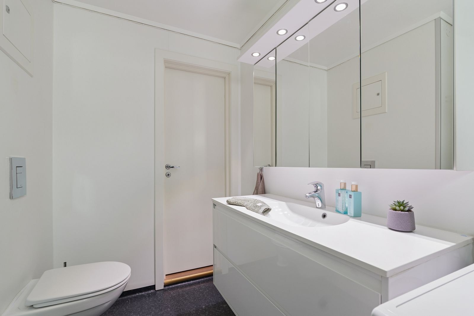 Badet har nøytrale overflater og varmekabler i gulvet. Galleribilde