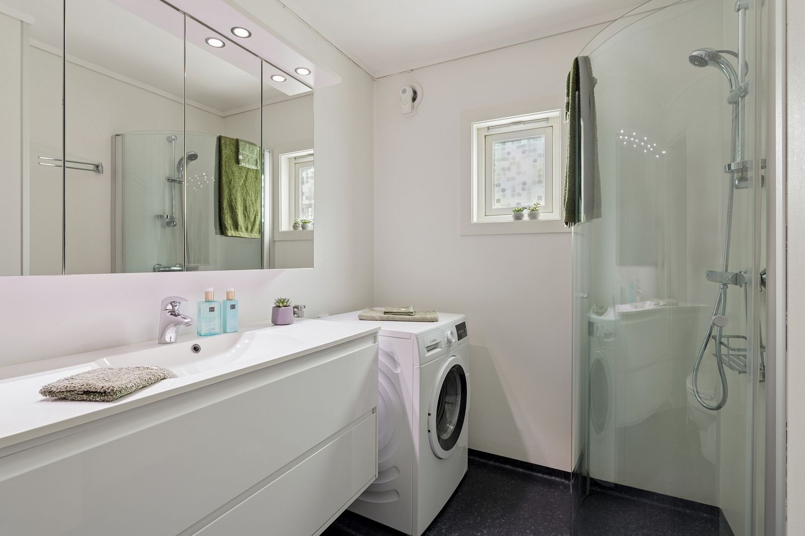 Det er opplegg til vaskemaskin på badet. Galleribilde