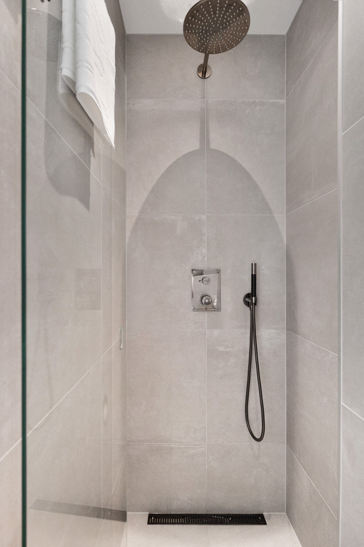 Dusjnisje med regnfallsdusj. Galleribilde